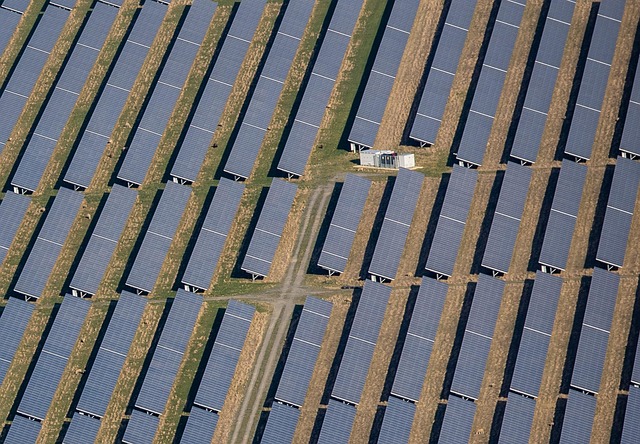Campo fotovoltaico green-field con pannelli solari